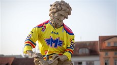 Fanoušci Motoru České Budějovice oblékli sochu Samsona do dresu.