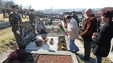 Pietní akce u hrobu �eta�e Petra Hose ve Stona�ov� na Jihlavsku. Krom� zástupc�...