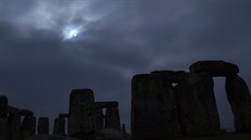 Zatmění slunce nad Stonehenge