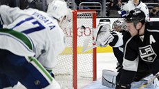 GÓL Z ÚHLU. Radim Vrbata z Vancouveru pekonává obranu Los Angeles.