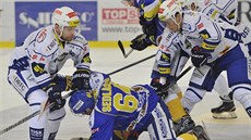 Zlínský Pavel Sedlá�ek (uprost�ed) v souboji s brn�nským duem Franti�ek Ptá�ek...