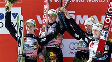 Vítzný tým slovinských letc na lyích. Zleva Peter Prevc, Ane Semeni,...