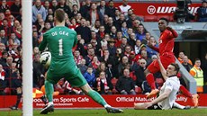 Daniel Sturridge z Liverpoolu stílí gól v zápase s Manchestrem United.