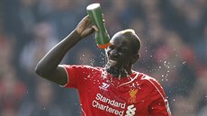 Liverpoolský Mamadou Sakho se oberstvuje v zápase s Manchesterem United.