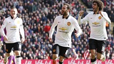 Juan Mata (uprosed) z Manchesteru United se raduje z jednoho ze svých gól v...