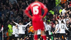Fotbalisté Manchesteru United slaví gól Juana Maty.
