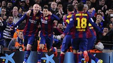 Jeremy Mathieu (vlevo) se raduje z barcelonskými spoluhrá�i z gólu v zápase s...