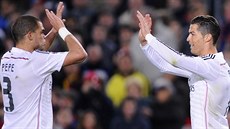 Cristiano Ronaldo (vpravo) z Realu Madrid se raduje se spoluhráem Pepem z gólu...