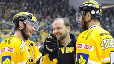 Litvínovtí hokejisté Viktor Hübl, Jií légr a Martin Ruinský (zleva) slaví...