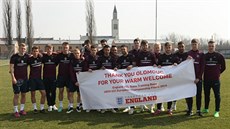 Angli�tí reprezentanti do 21 let d�kují Olomouci za v�elé p�ijetí.