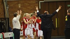 Nymburské basketbalistky se radují z první čtvrtfinálové výhry nad IMOS Brno.