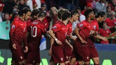Portugalští fotbalisté slaví gól proti Srbsku.