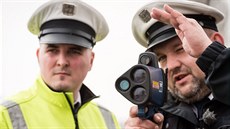 Policisté s novým radarem pro měření rychlosti, který umí také natáčet video.