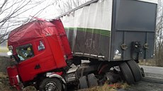 Nehoda kamionu v  He�manicích v Podje�t�dí.
