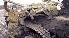 Proruský separatista se raduje z ukořistěného tanku poškozeného minou TM-62....