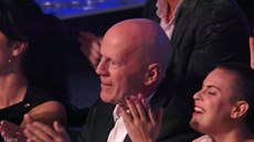 Bruce Willis s druhou manelkou a dcerou povzbuzují tanící Rumer v show...