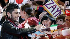 Zayn Malik z kapely One Direction s fanouky (Makuhari, 3. listopadu 2013)