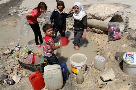 Nedostatkem vody trpí i dti ze Sýrie.