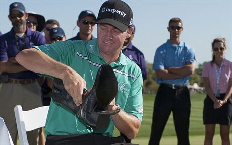 Americký golfista Jimmy Walker se speciální trofejí pro vítze Texas Open -...
