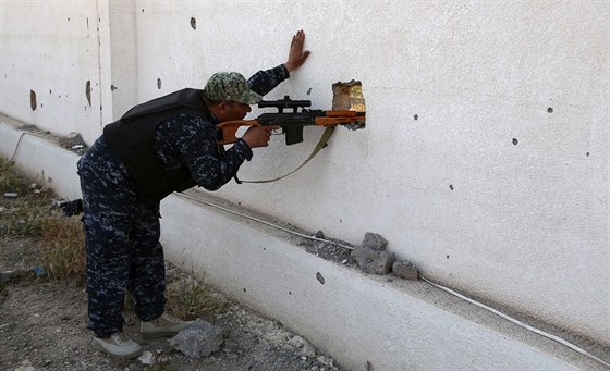 Irácká armáda útoí na pozice Islámského státu v Tikrítu (29. bezna 2015)