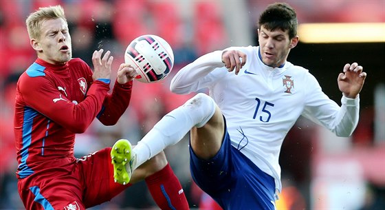 TVRDÝ SOUBOJ.  Matj Vydra (vlevo) a Portugalec Figueiredo.