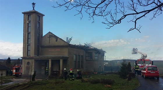 Požár zničil střechu kostela na okraji Mirovic.