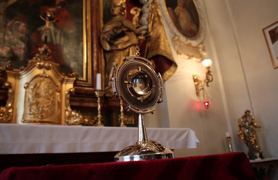 Relikviář s ostatky svatého papeže Jana Pavla II. v Hradci Králové (30.3.2015).