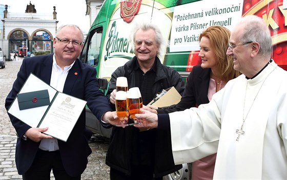 Velikononí pivo ve Vatikánu pedá sládek Václav Berka (vlevo). Ped cestou si s ním pipili (zleva) výtvarník Boek ípek, mluví pivovaru Kateina Krásová a biskup Frantiek Radkovský. 