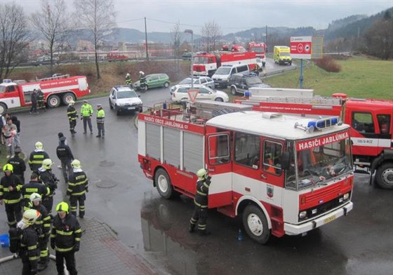 U poáru a následné evakuace lidí zasahovalo vtí mnoství hasiských jednotek.