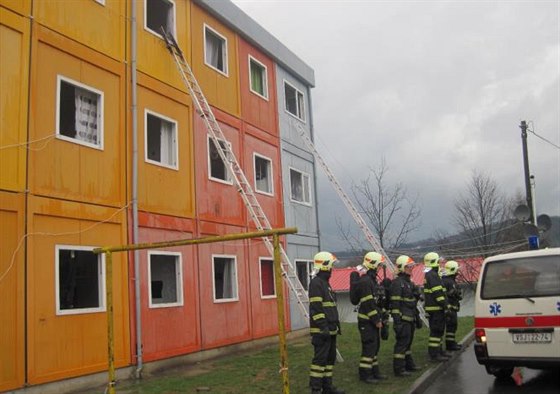 Některé z obyvatel hasiči evakuovali z domu přes žebřík.