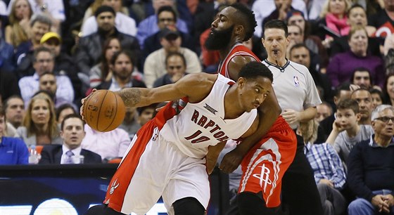 DeMar DeRozan (vlevo) z Toronta se snaí obejít Jamese Hardena z Houstonu.