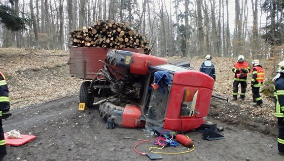 Ve vojenském prostoru Bezina se pevrátil traktor a zavalil lovka....