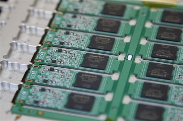 Počítače, mobily i auta o dost zdraží. Kvůli AI je nedostatek paměťových čipů