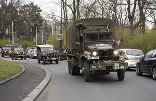 Centrem Prahy projel historick konvoj americkch vojenskch vozidel eskch...