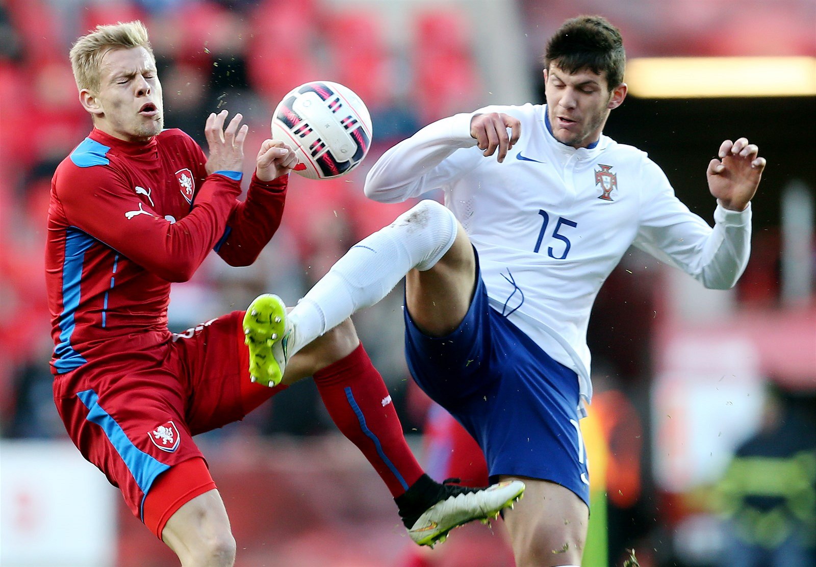 TVRDÝ SOUBOJ.  Mat�j Vydra (vlevo) a Portugalec Figueiredo.
