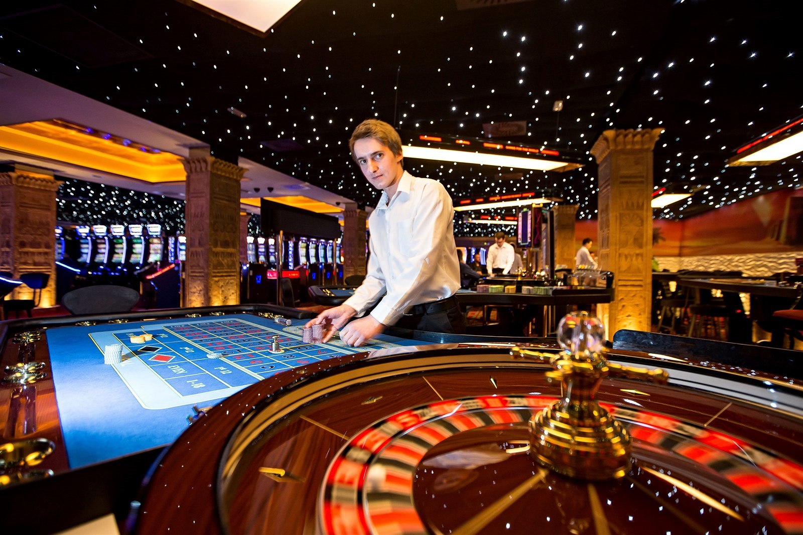 Jedním z krupiér� v Casinu Admiral ve Strá�ném je Iosip Clepacec.