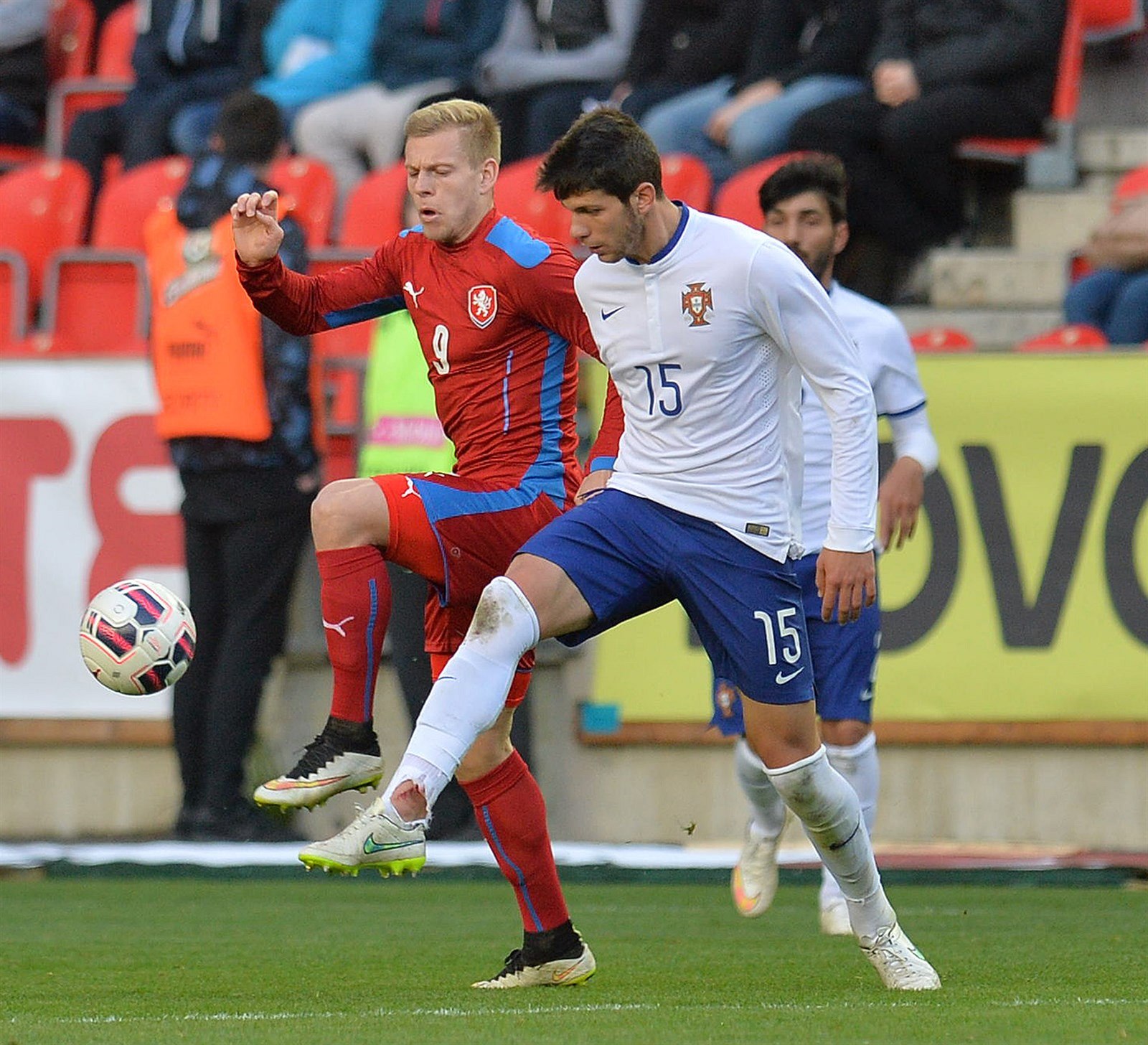 �eský úto�ník Mat�j Vydra (vlevo) bojuje s portugalským obráncem Tobiasem...
