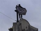 Bojovník fronty an-Nusra v Idlíbu. Islamisté v uplynulých dnech z vtiny msta...