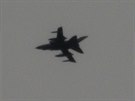 Vojenský letoun útoí na pozice Islámského státu v iráckém Tikrítu (30. bezna...