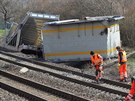 �elezni���i museli na trati v �alhostic�ch odklidit zbytky voz�, vym�nit pra�ce...
