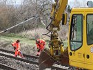 �elezni���i museli na trati v �alhostic�ch odklidit zbytky voz�, vym�nit pra�ce...