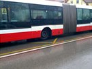 Autobusu ��slo 167 pln�mu lid� za j�zdy upadlo kolo. �idi�e na z�vadu...