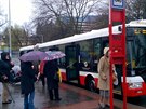 Autobusu ��slo 167 pln�mu lid� za j�zdy upadlo kolo. �idi�e na z�vadu...