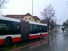 Autobusu ��slo 167 pln�mu lid� za j�zdy upadlo kolo. �idi�e na z�vadu...