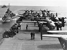 Letouny B-25B ekají pipraveny na ranveji lod Hornet.