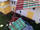 Silný vítr utrhl 30. bezna odpoledne ást stechy Domova pro seniory Anavita v...