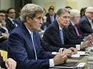Americký ministr zahranií John Kerry (druhý vlevo) se úastní závrené fáze...