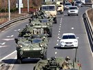 ást konvoje americké armády projídí praským Chodovem. (30. bezna 2015)