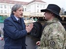 Ministr obrany Martin Stropnický navtívil americký vojenský konvoj v...