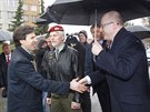 Premiér Bohuslav Sobotka se vítá s americkým velvyslancem Andrew Schapirem pi...